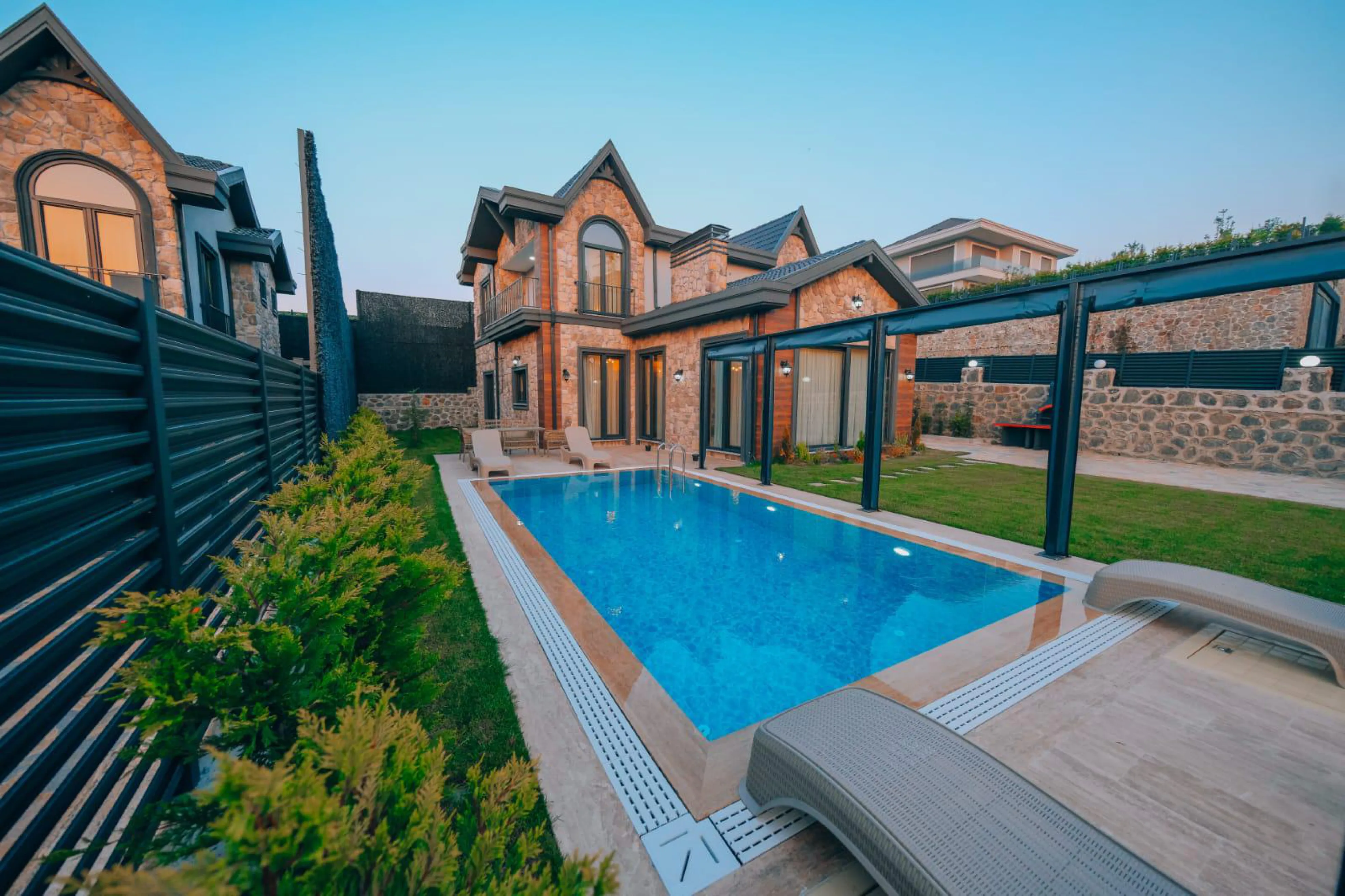 V121 Geniş Bahçeli Villa 13