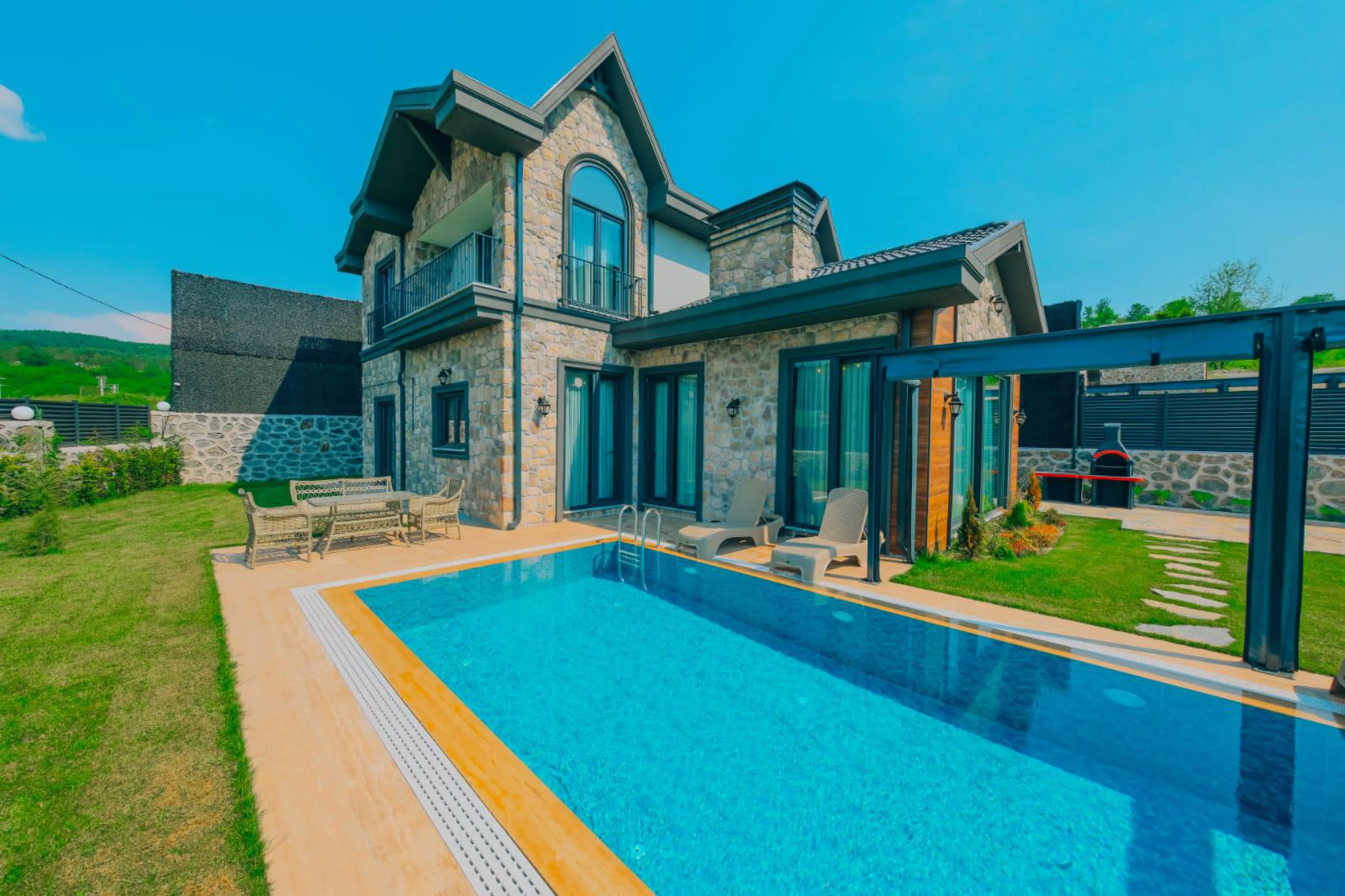 V121 Geniş Bahçeli Villa 1