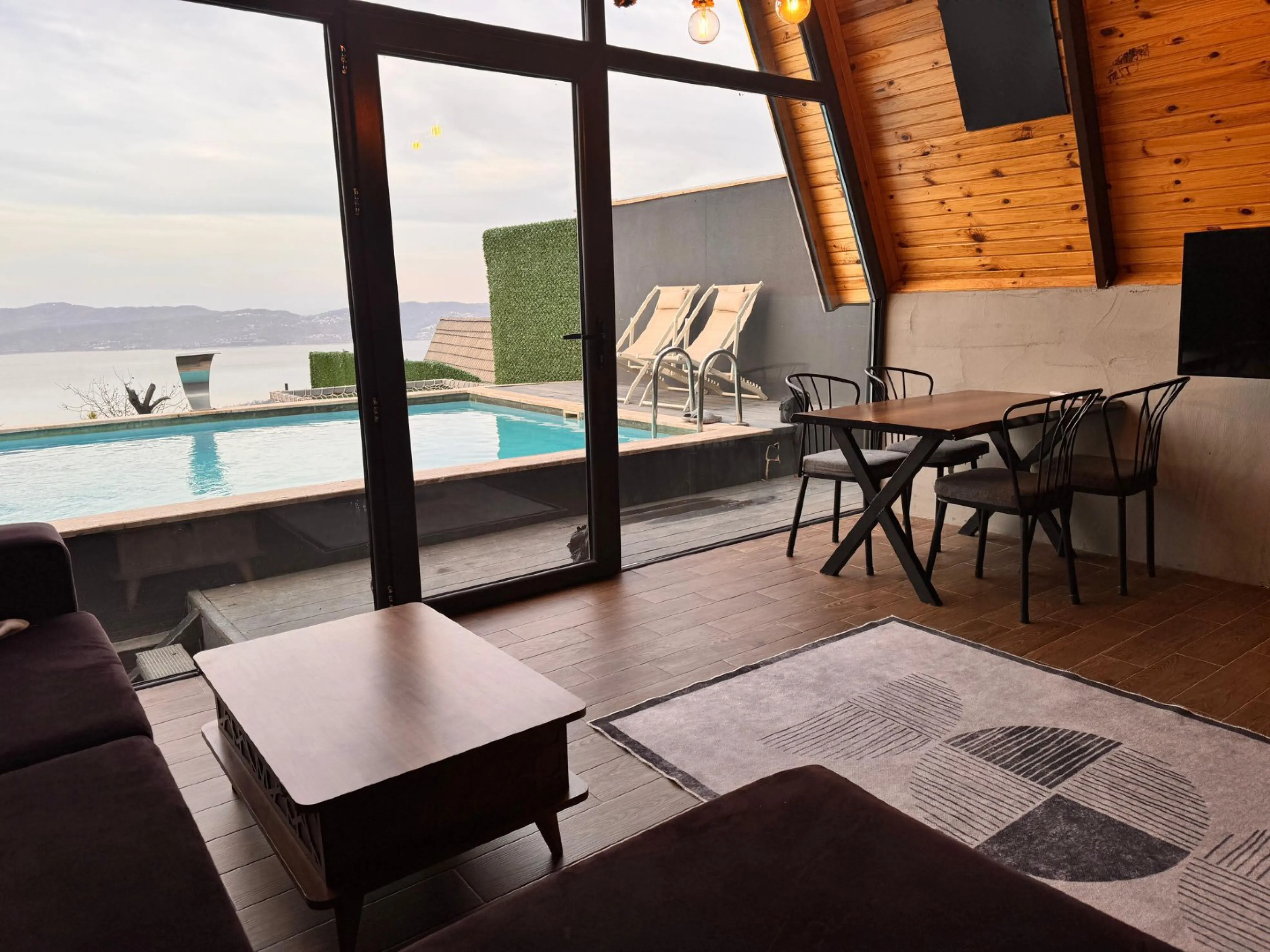 B102 Göl Manzaralı Havuzlu ve Jakuzili Bungalov - 6 7