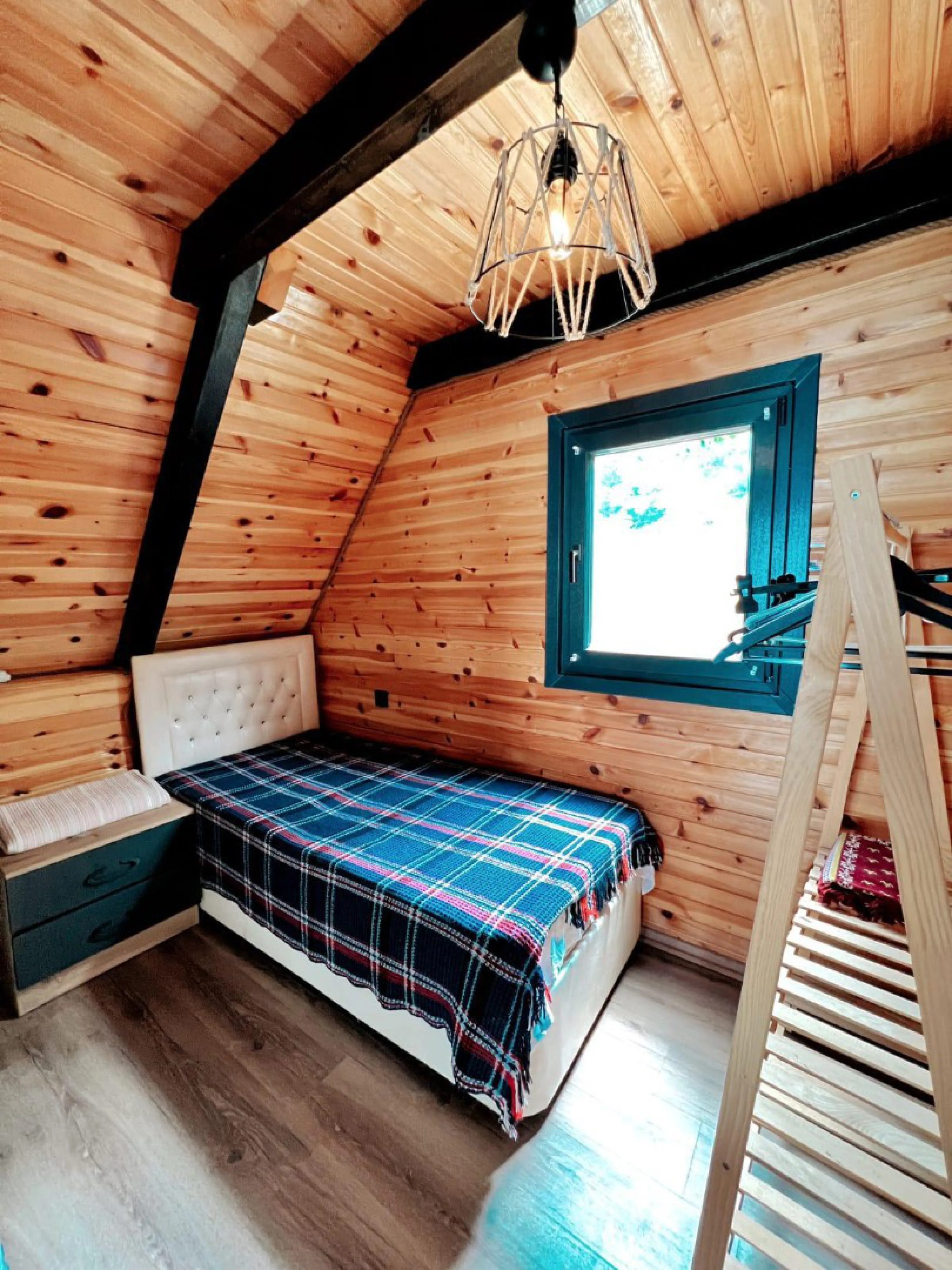 B140 Göl Manzaralı Suit Bungalov 11